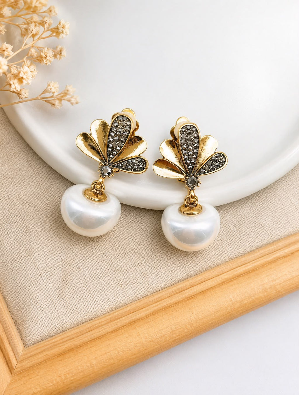 Boucles d'Oreilles Pendantes Perles et Feuilles en Strass - vue