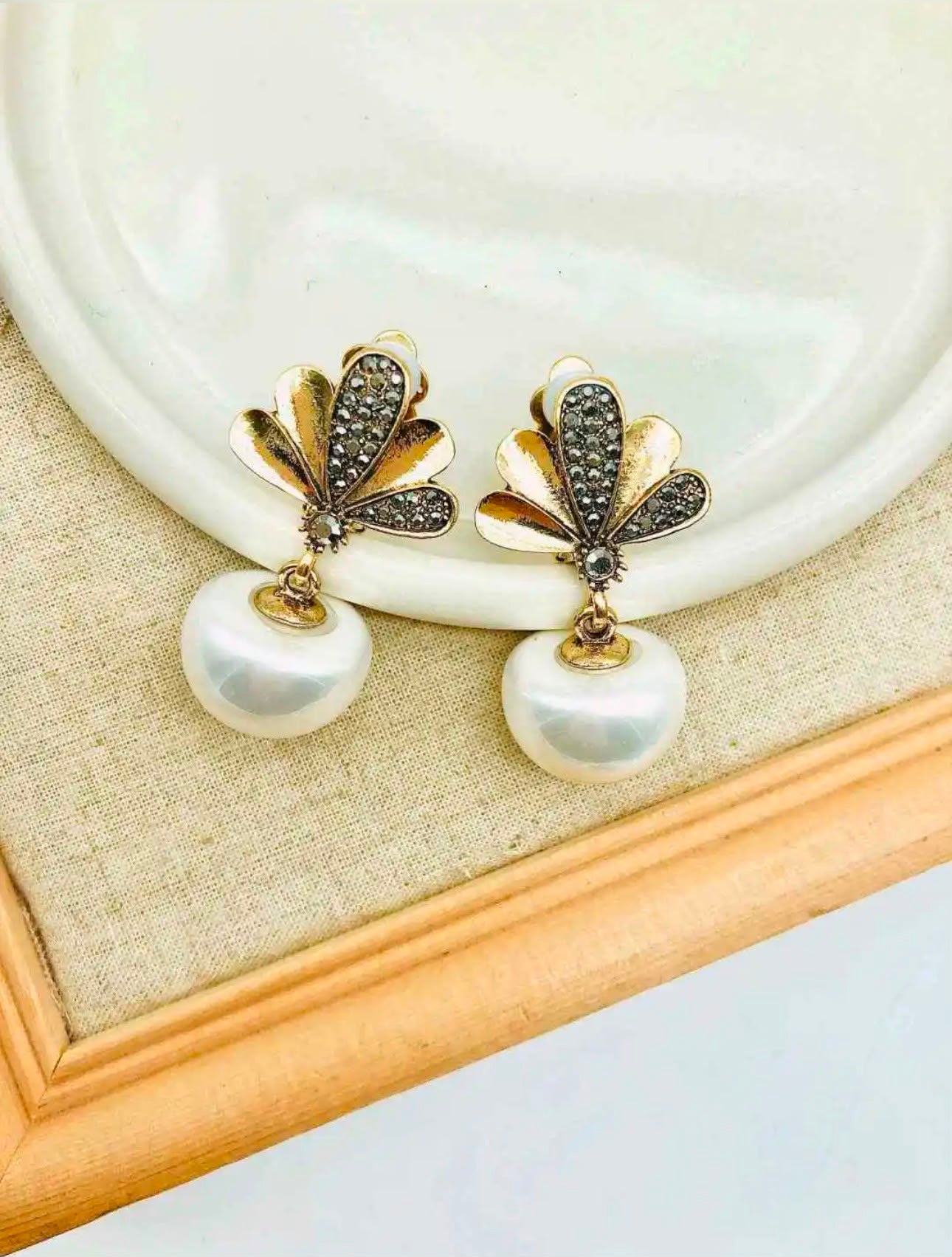 Boucles d'Oreilles Pendantes Perles et Feuilles en Strass - vue (photo 2)