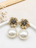 Boucles d'Oreilles Pendantes Perle et Fleur Dorée - vue