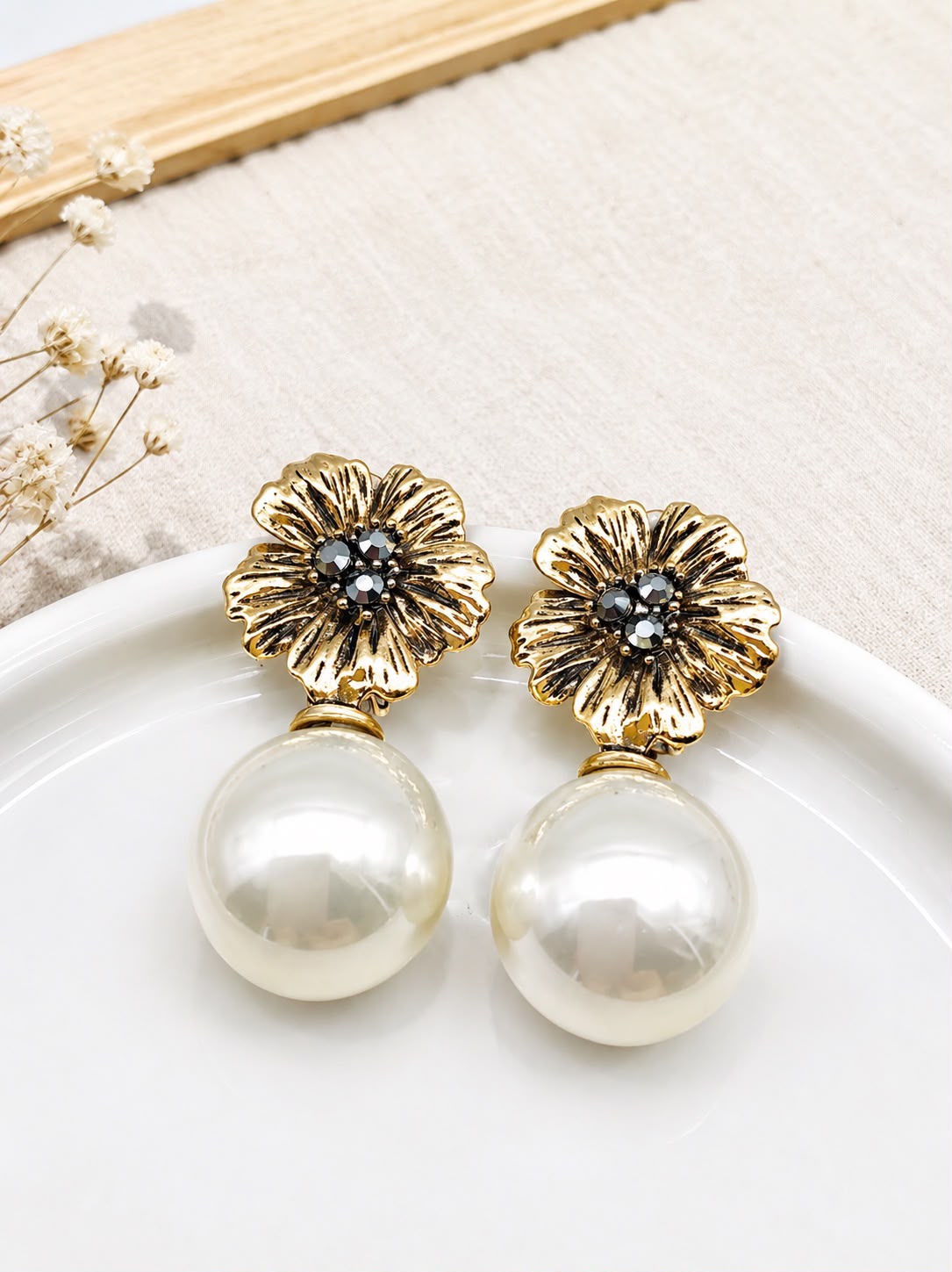 Boucles d'Oreilles Pendantes Perle et Fleur Dorée - vue