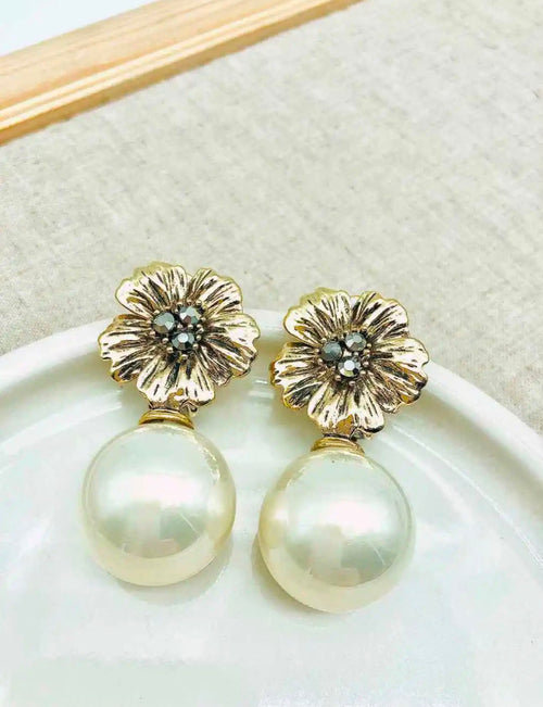 Boucles d'Oreilles Pendantes Perle et Fleur Dorée - vue (photo 2)