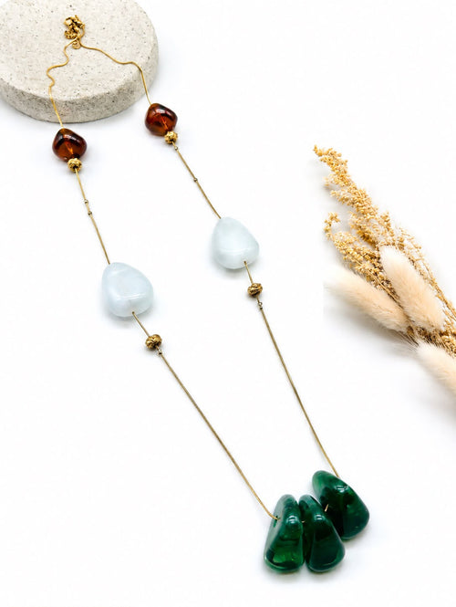 Boucles d'Oreilles Pendantes Pierres Multicolores sur Chaîne Dorée - Brun/Blanc/Bleu Clair
