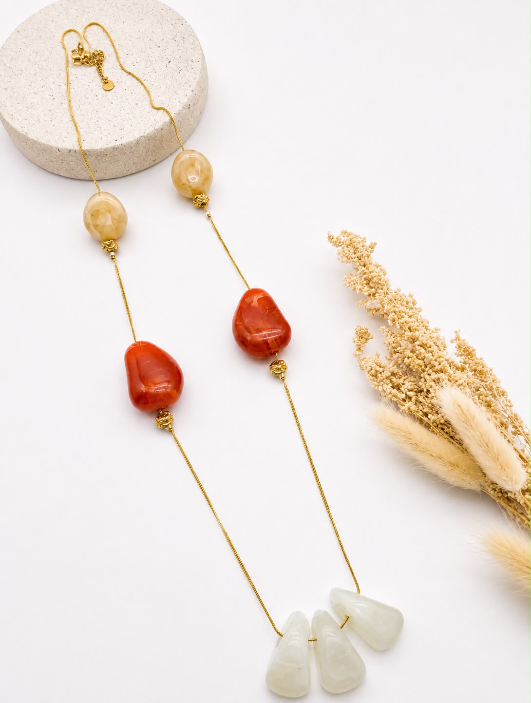 Boucles d'Oreilles Pendantes Pierres Multicolores sur Chaîne Dorée - Orange/Blanc
